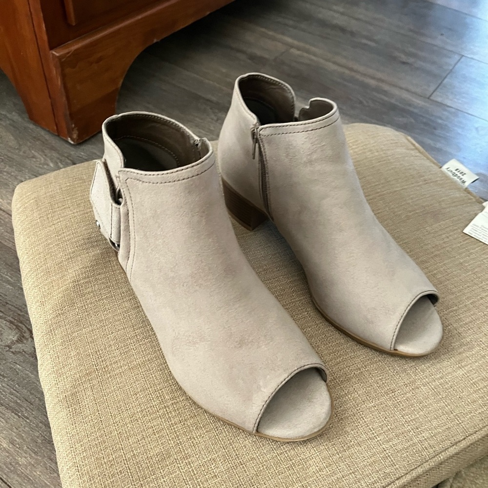 New Cloudwalker faux suede taupe 8.5 booties (boots)!